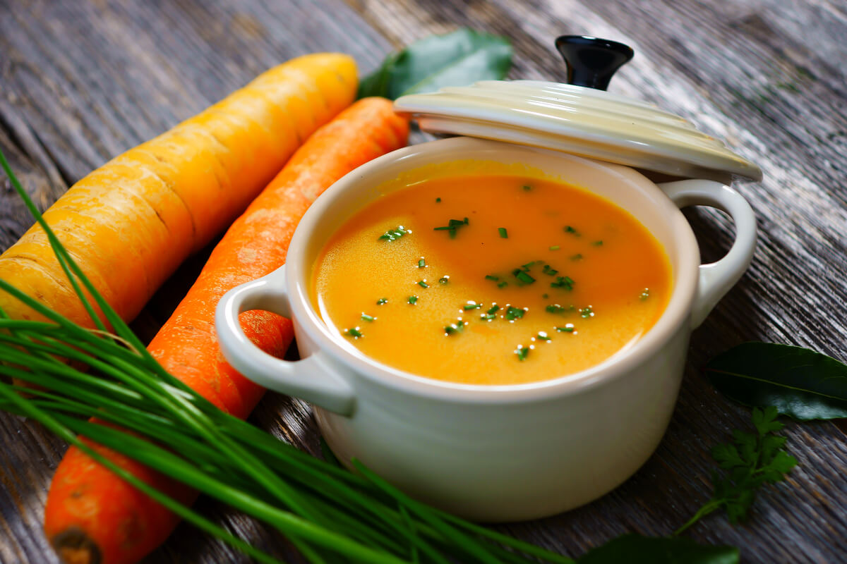 Receita de Sopa de Cenoura com Gengibre cremosa para te aquecer durante as estações frias