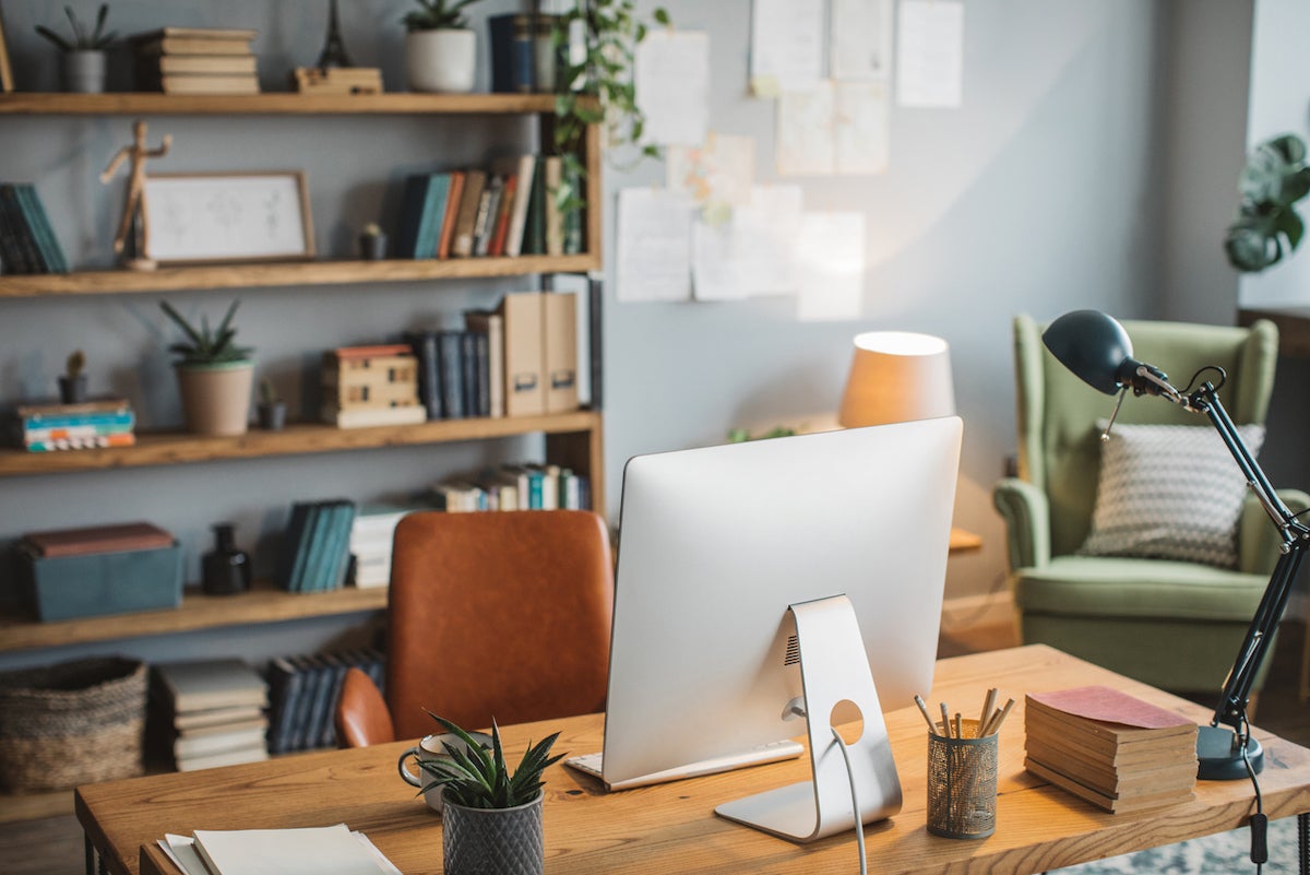 luminária de apoio em mesa de home office