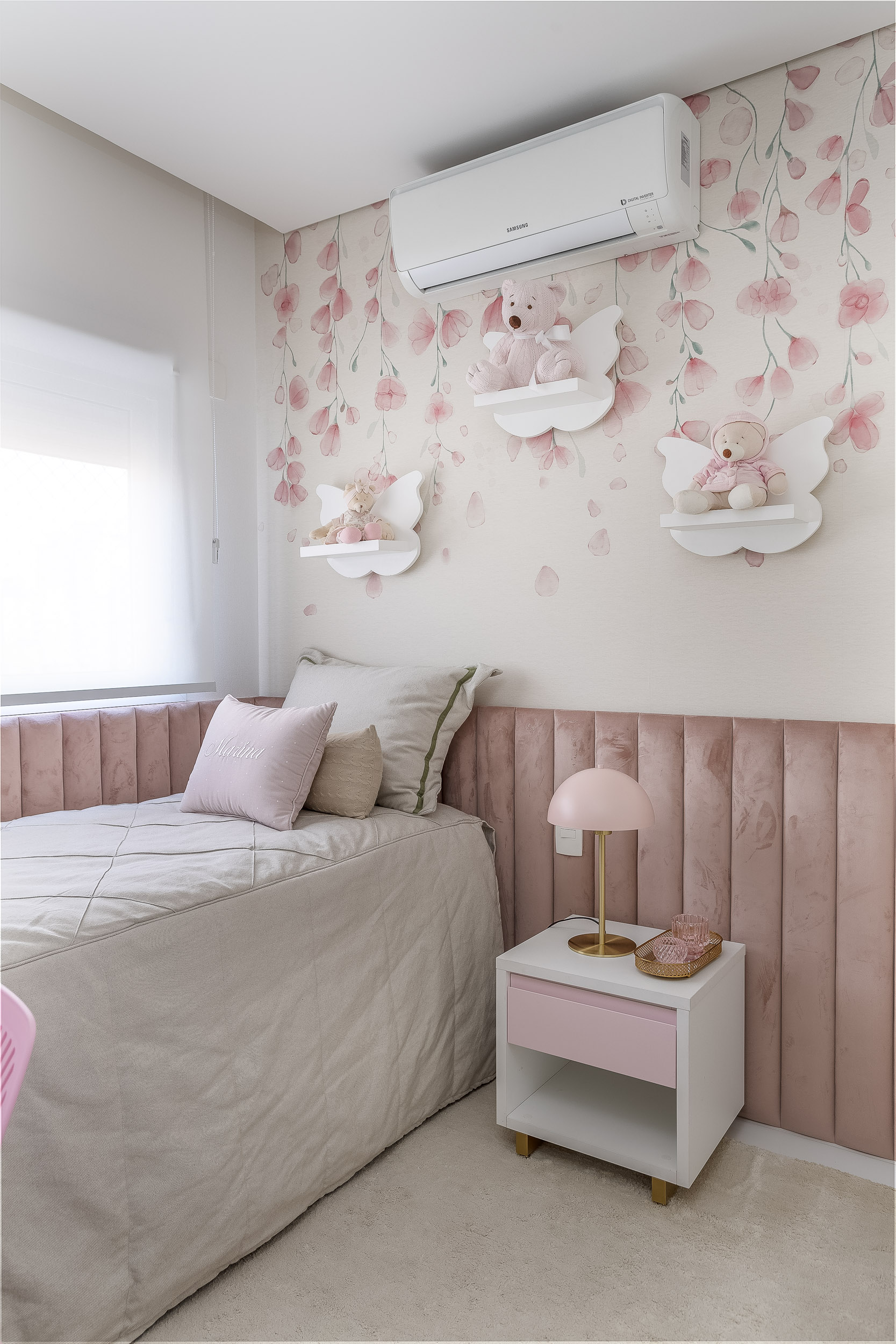 quarto infantil com paleta de cores neutras e papel de parede floral