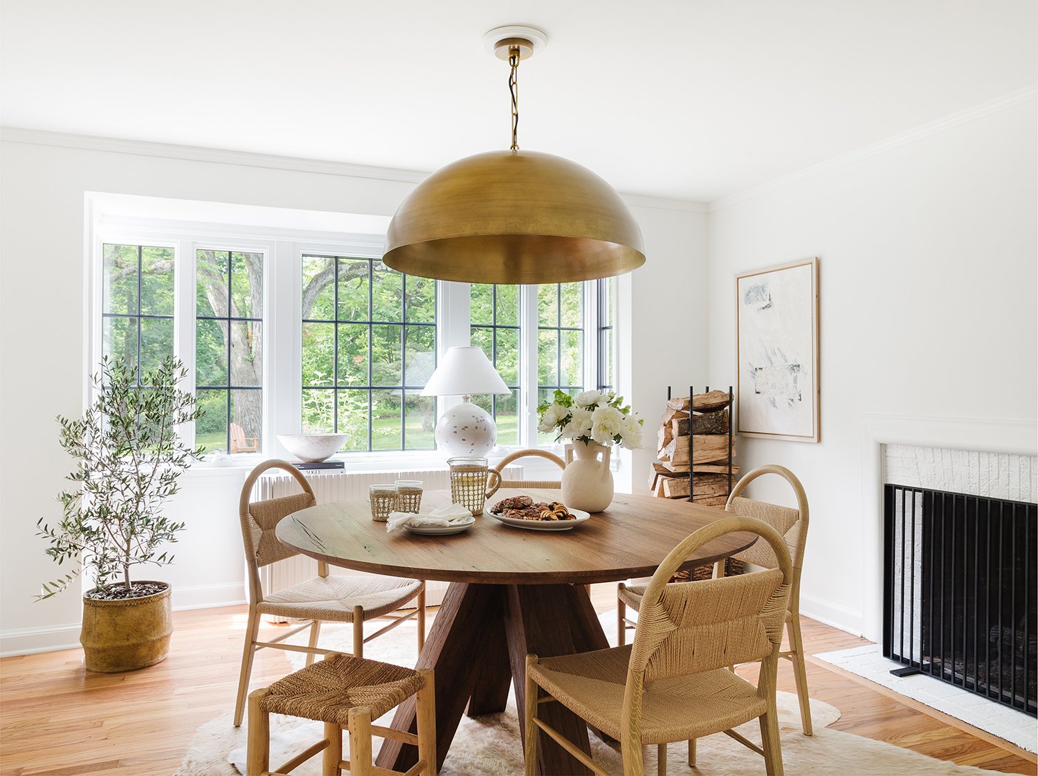 sala de jantar com lustre dourado