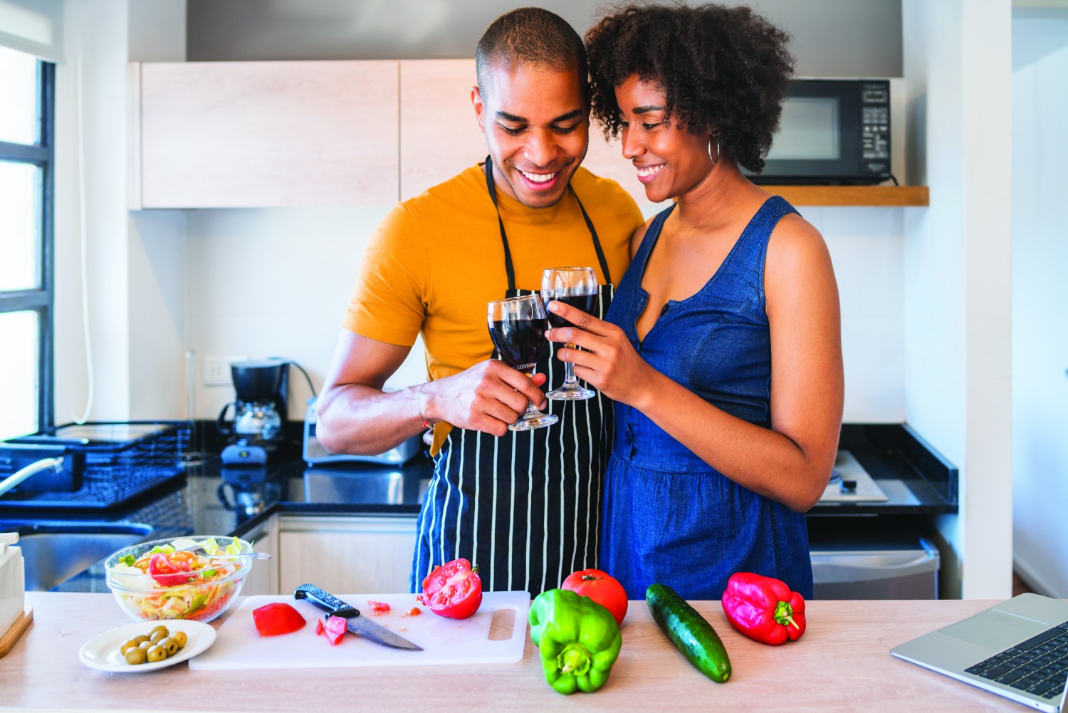 casal em cozinha