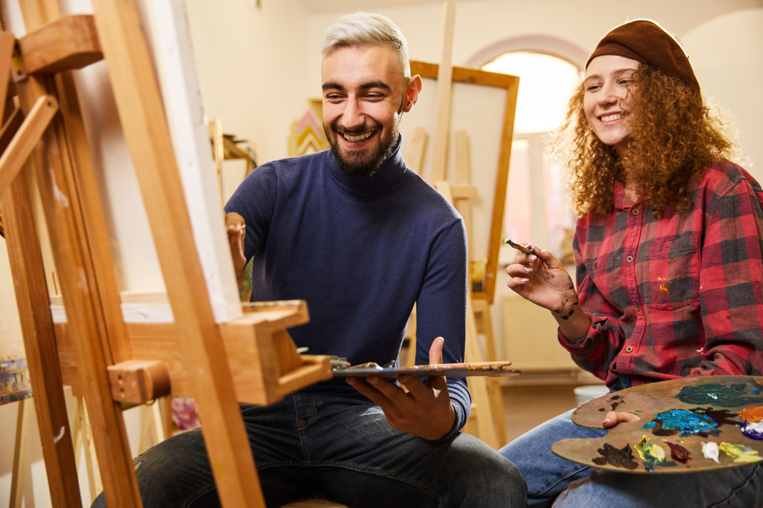 casal pintando tela