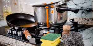 cooktop com utensílios sujos