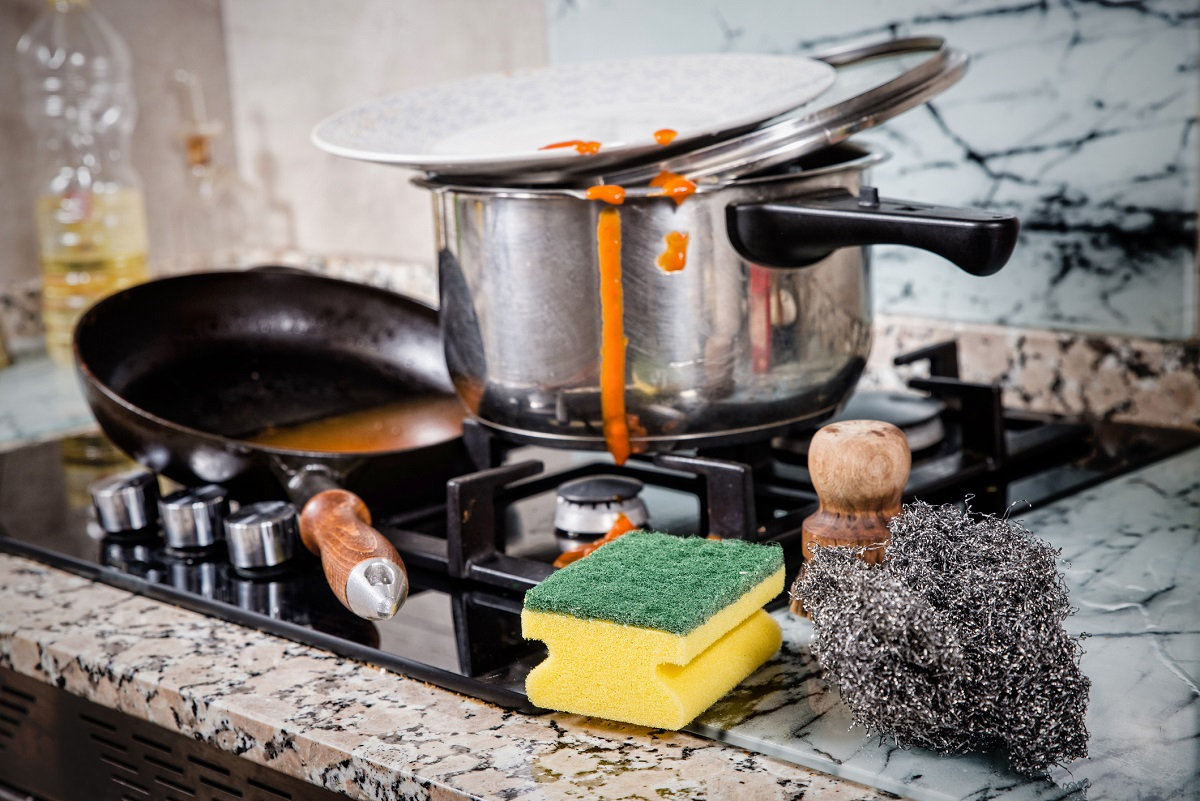 cooktop com utensílios sujos