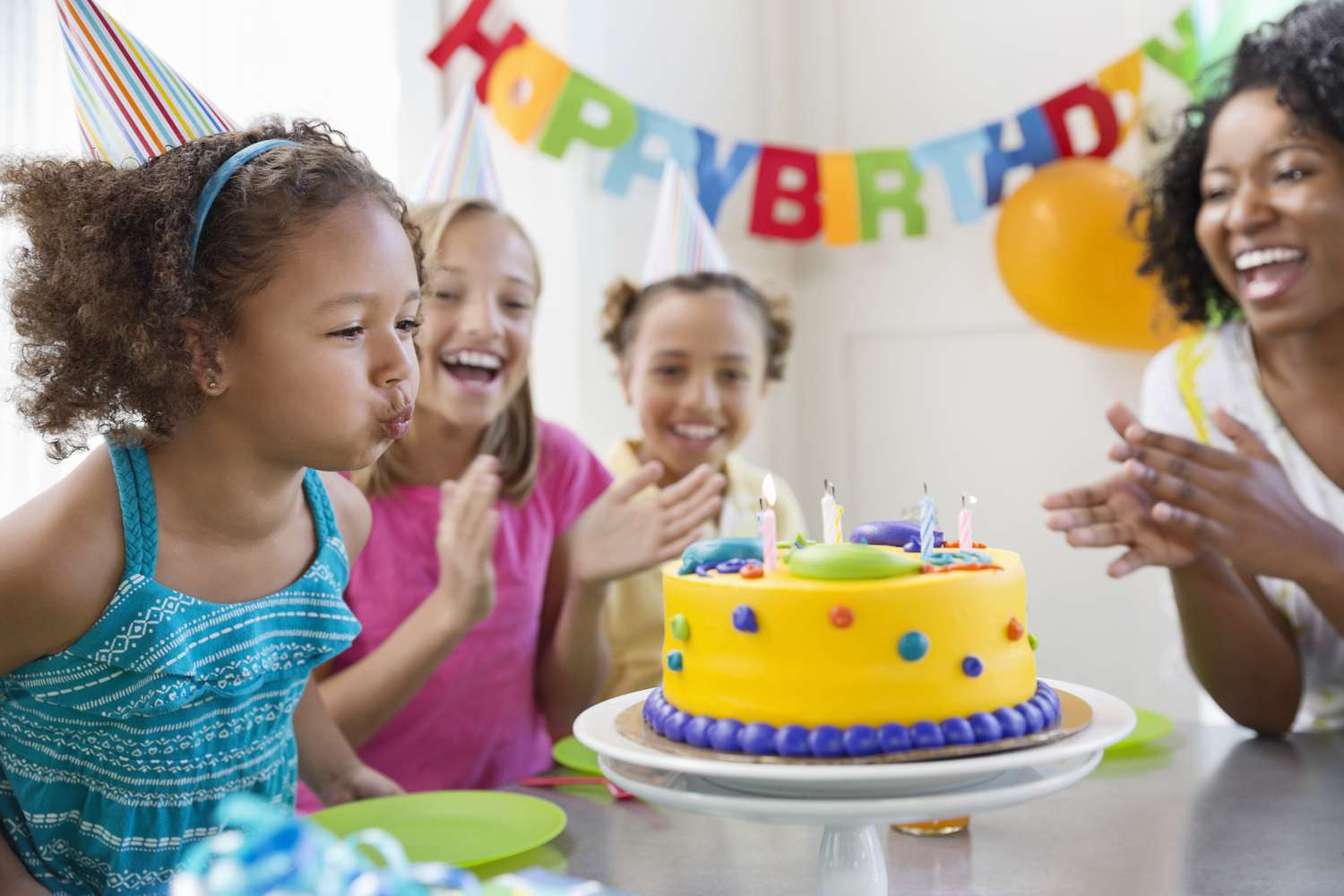 criança soprando velas de bolo