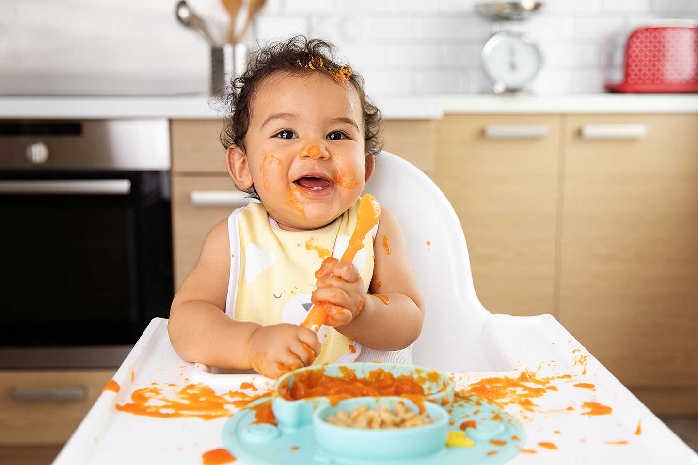 criança toda suja de comida