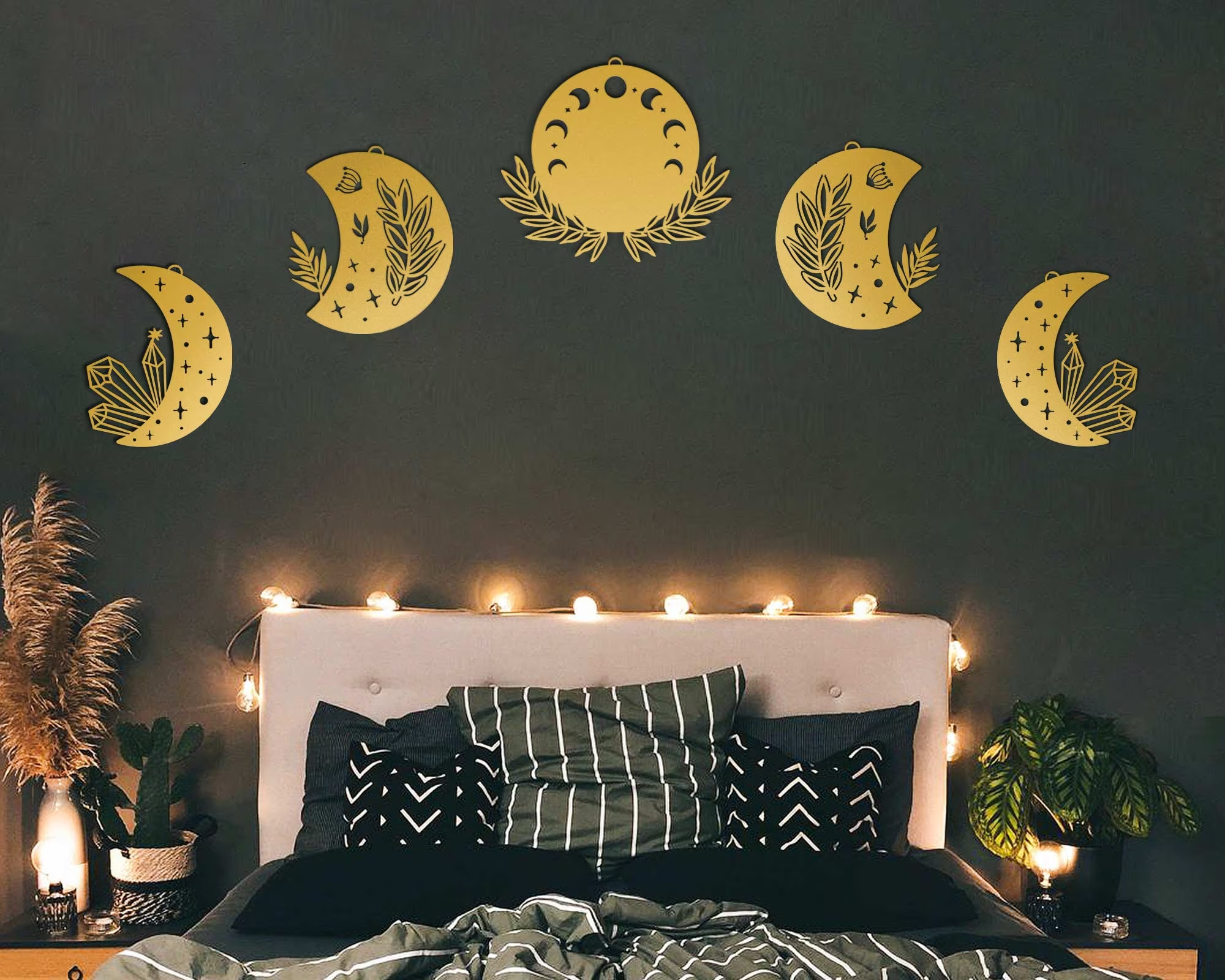 quarto com enfeites de fases da lua na parede