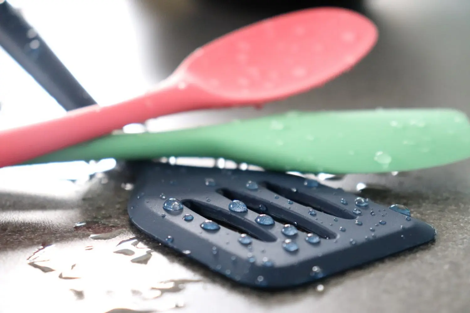 utensílios de silicone molhados