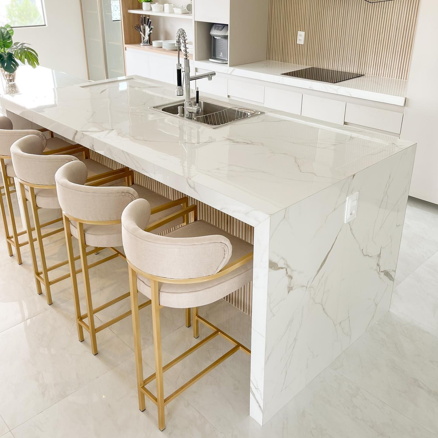 cozinha off white com bancada de porcelanato