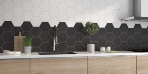 backsplash preto e branco em forma hexagonal