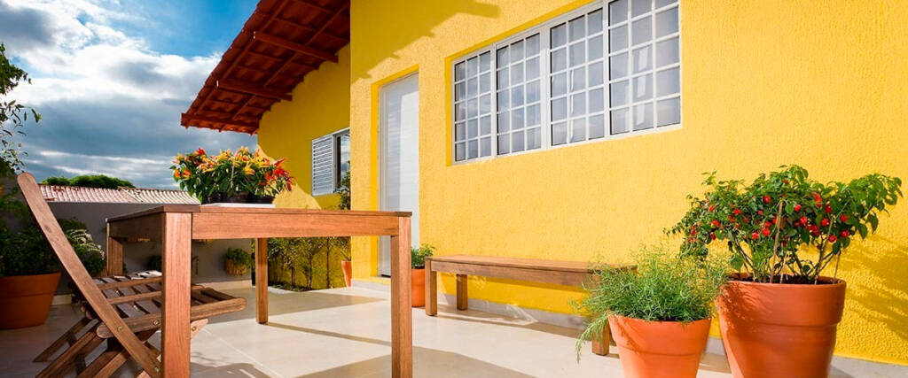 casa com pintura externa em amarelo