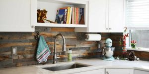 pallets de madeira como backsplash para cozinha