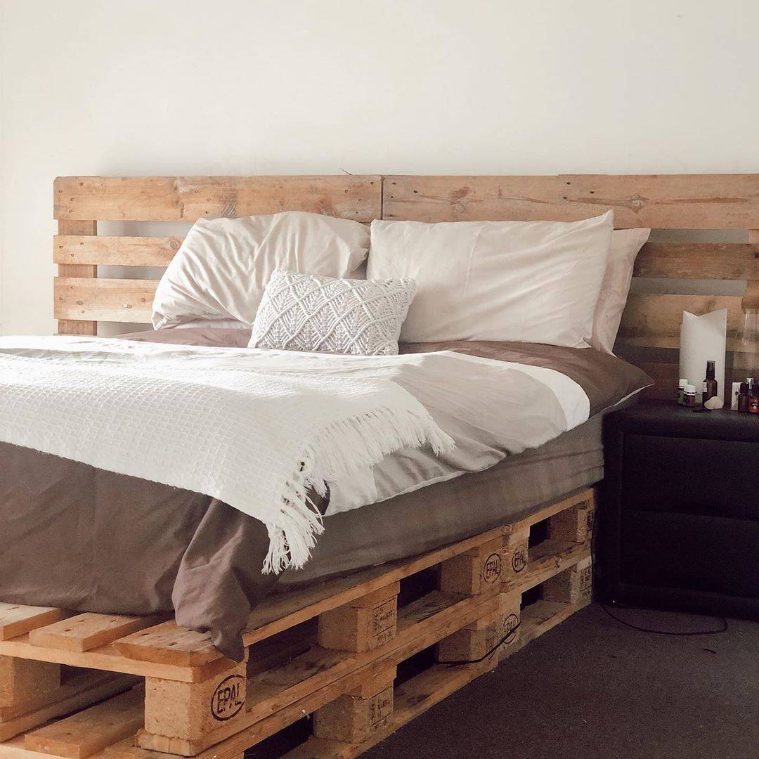 cama e cabeceira de pallet