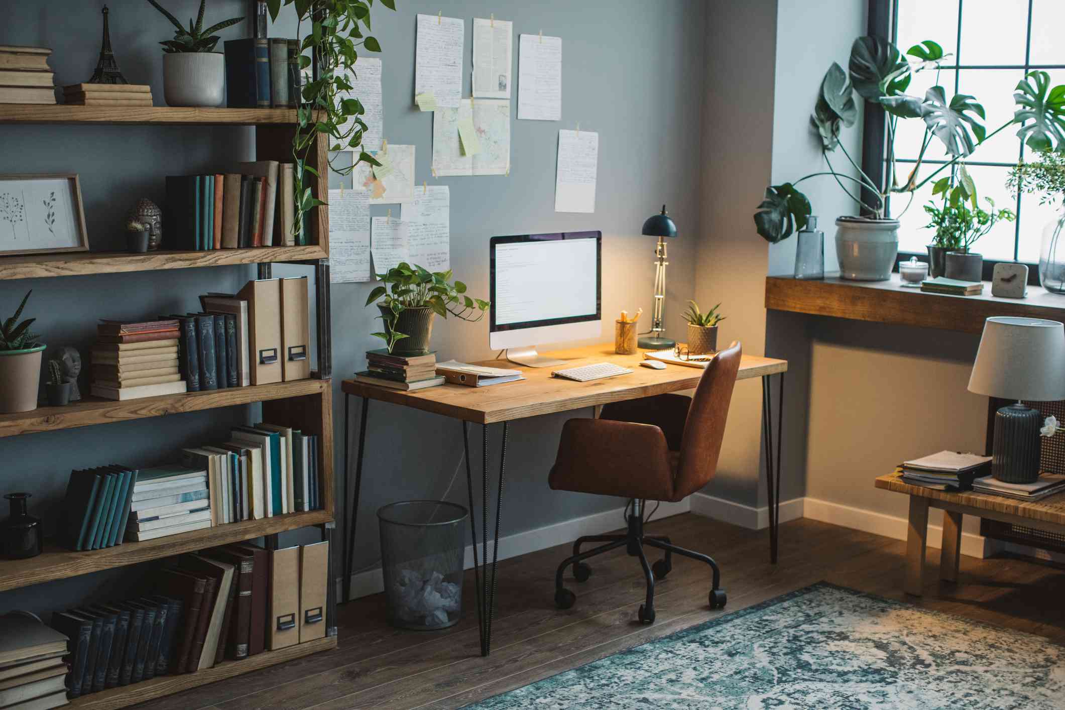 home office com luz direcionada à escrivaninha