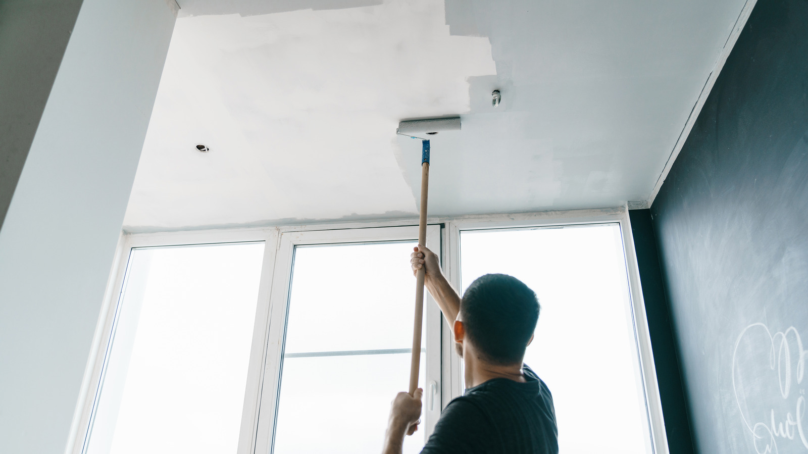 homem pintando teto de cômodo