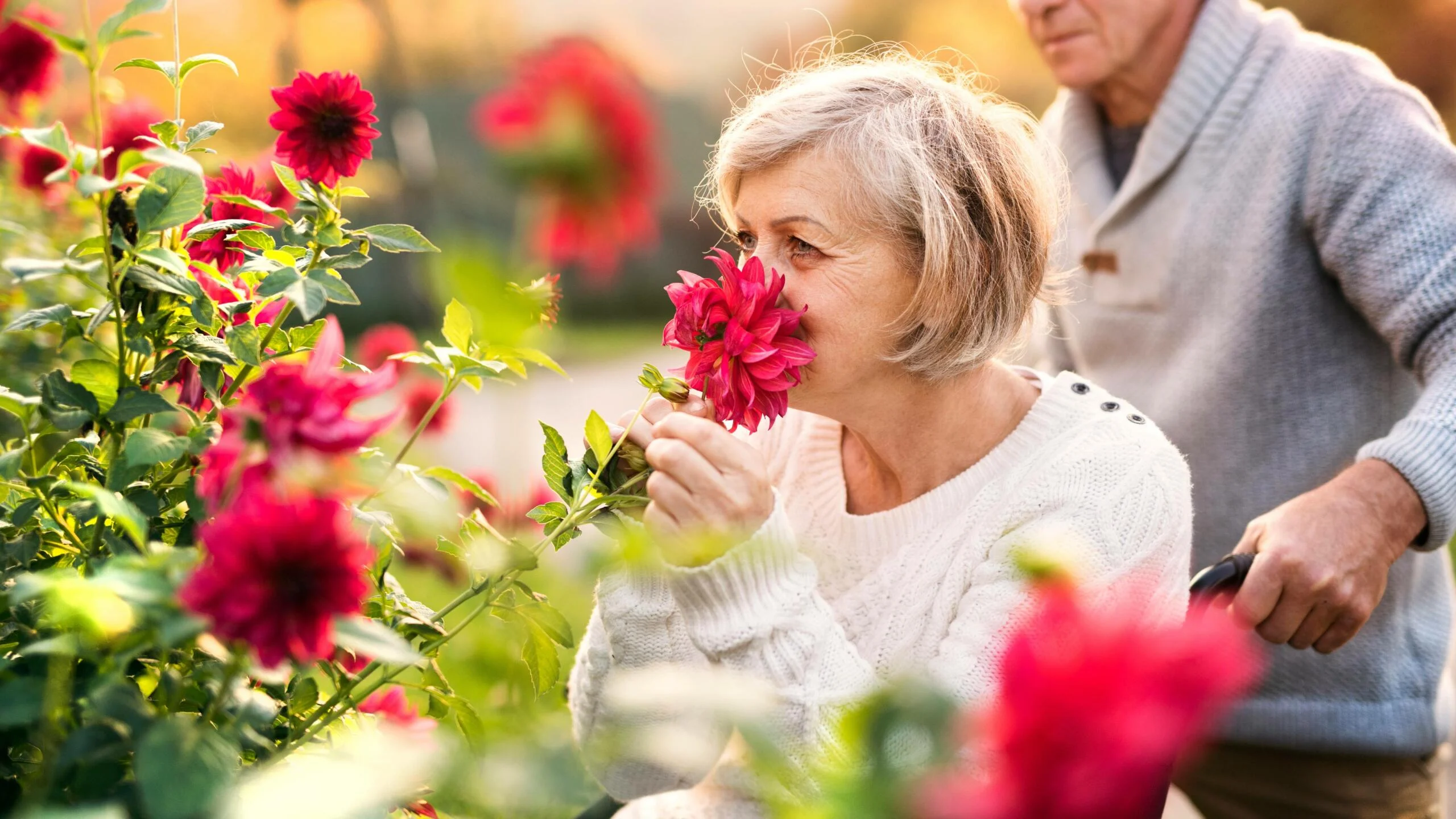 mulher cheirando flores