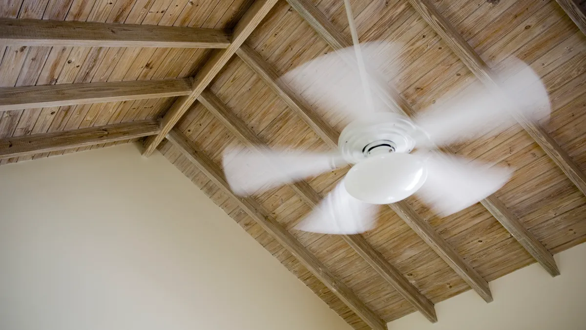 ventilador de teto branco funcionando