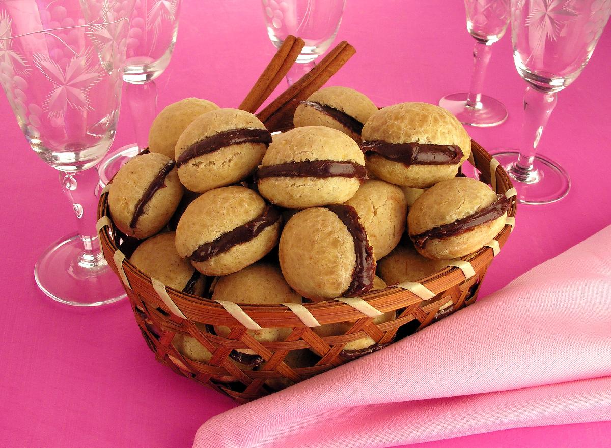 Pão de Queijo Recheado de Brigadeiro