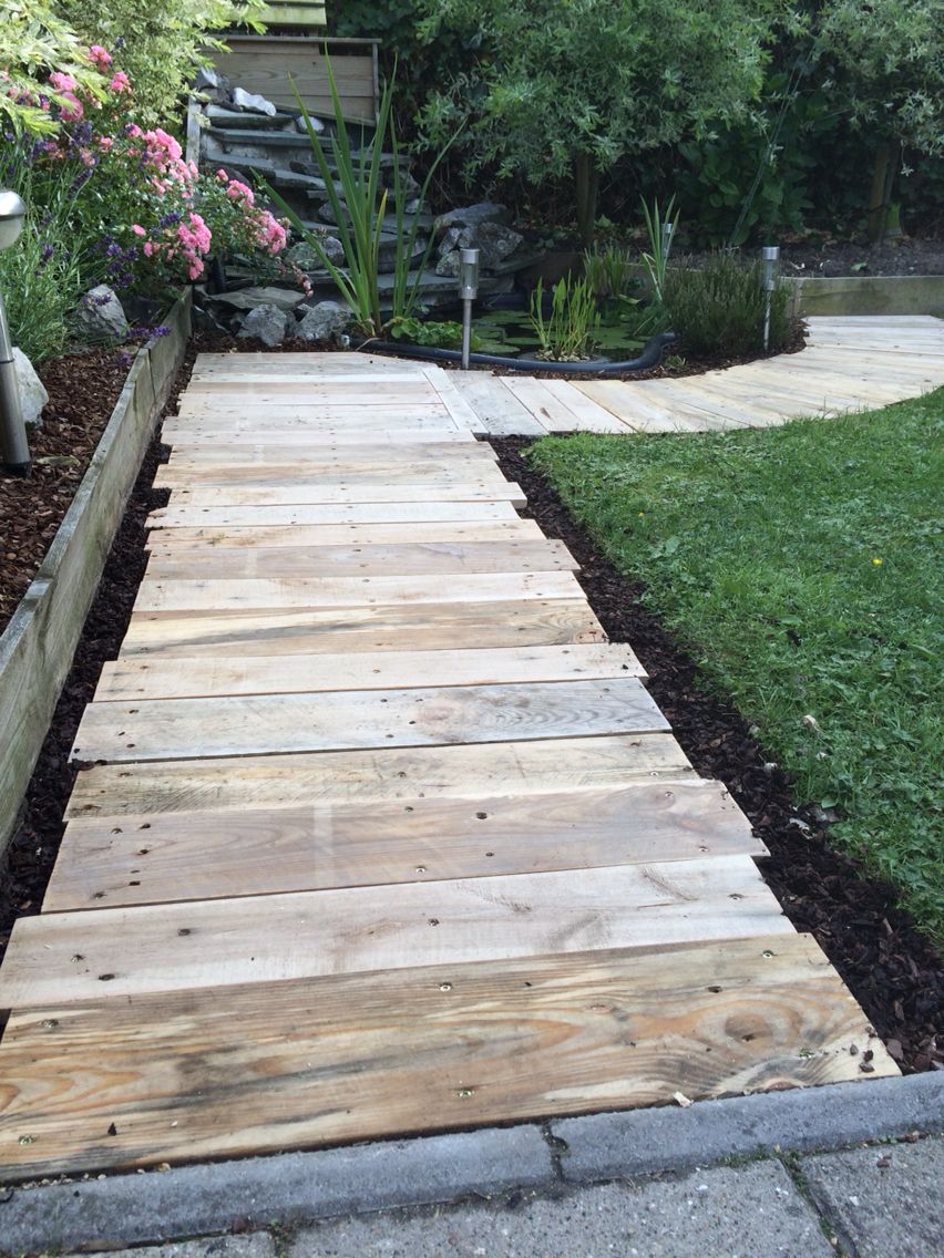 caminho de jardim feito com pallets de madeira