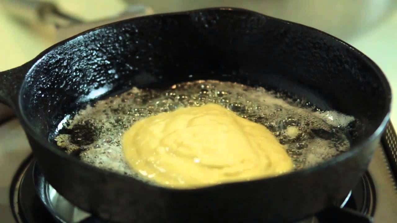 massa de panqueca cozinhando em frigideira