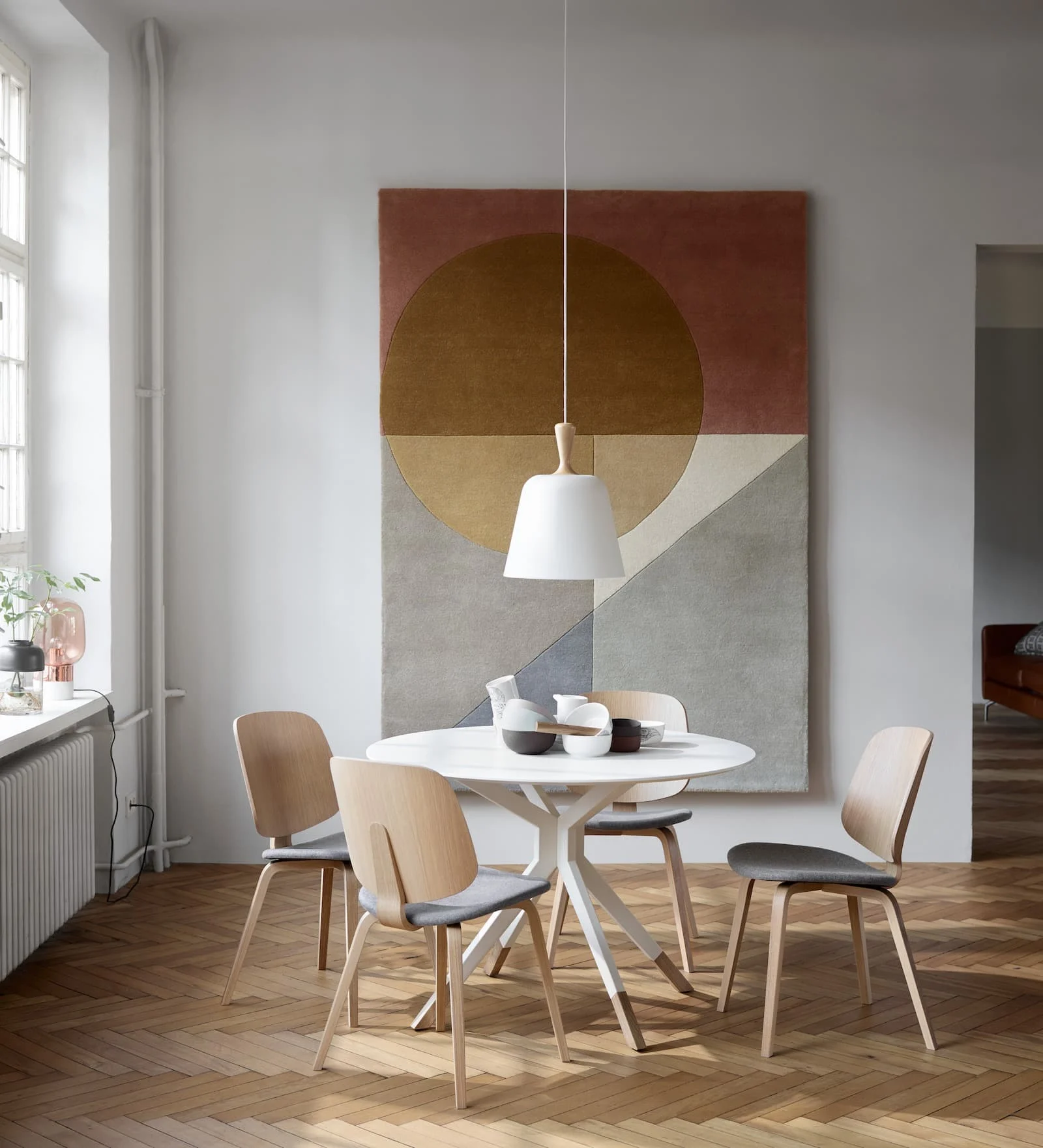 sala de jantar minimalista com quadro grande