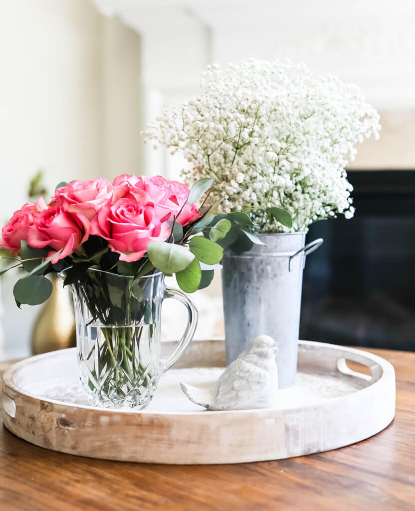 vasos com flores e decoração de mesa