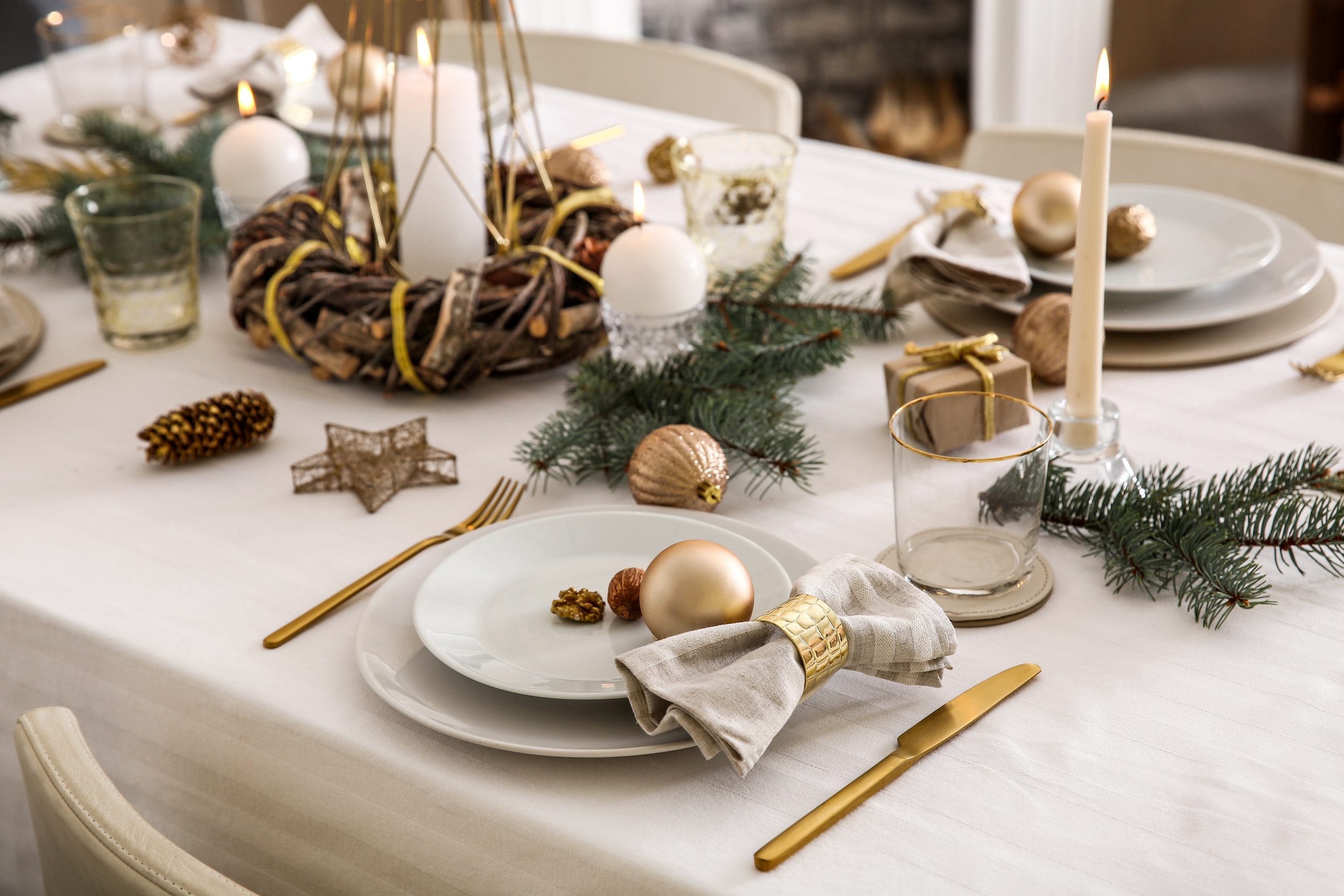 mesa de natal com toalha branca