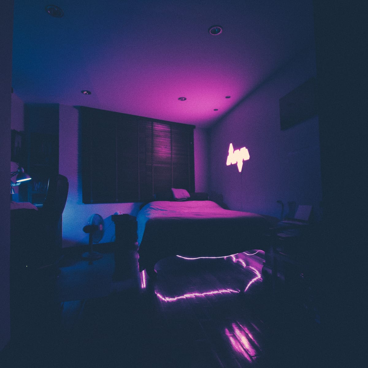 neon embaixo da cama