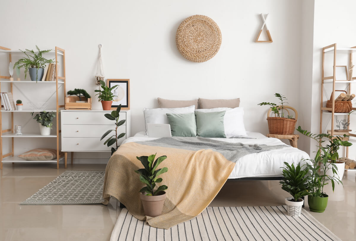 quarto escandinavo com plantas