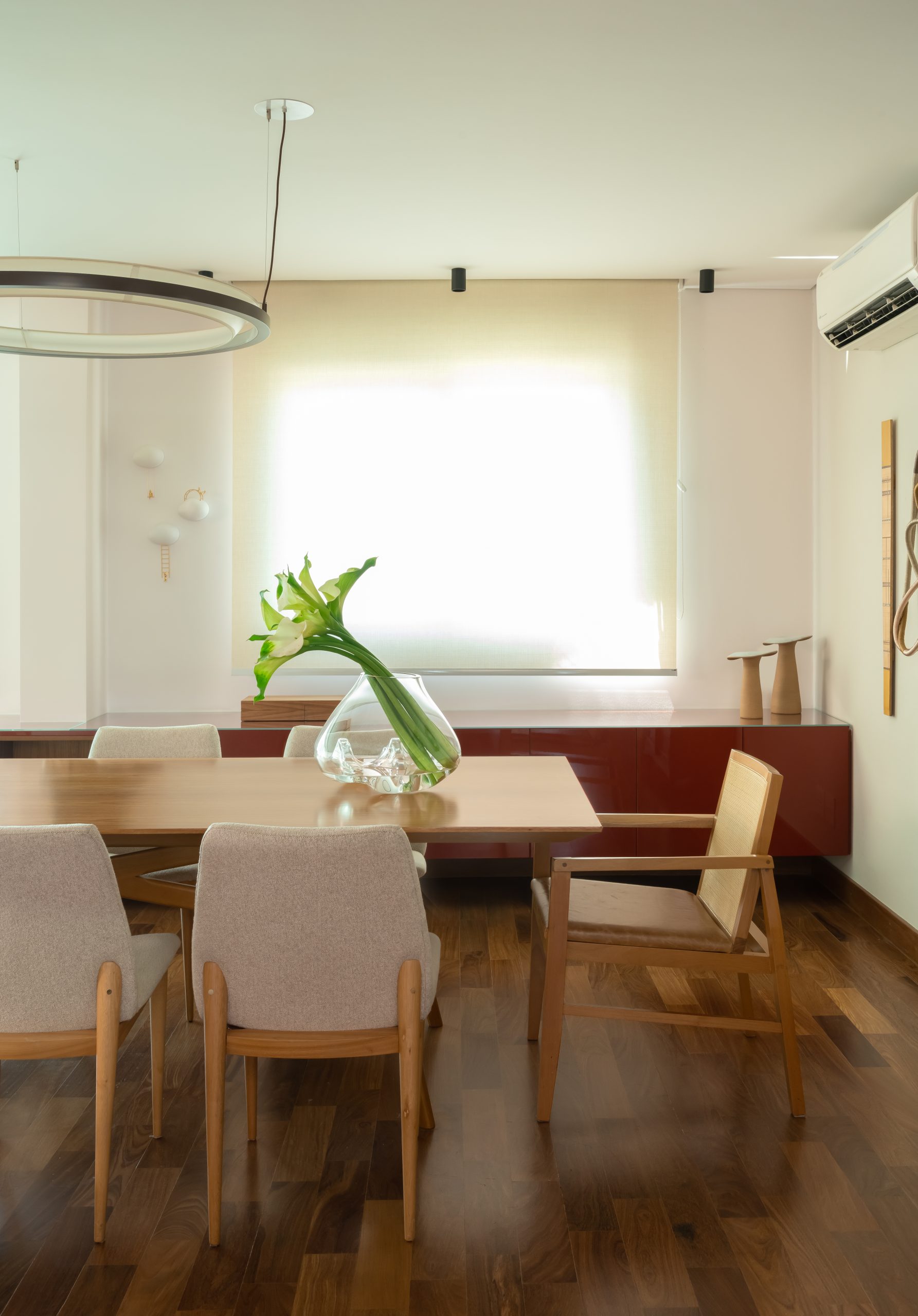 sala de jantar com mesa de madeira e cadeiras com palhinha nas pontas