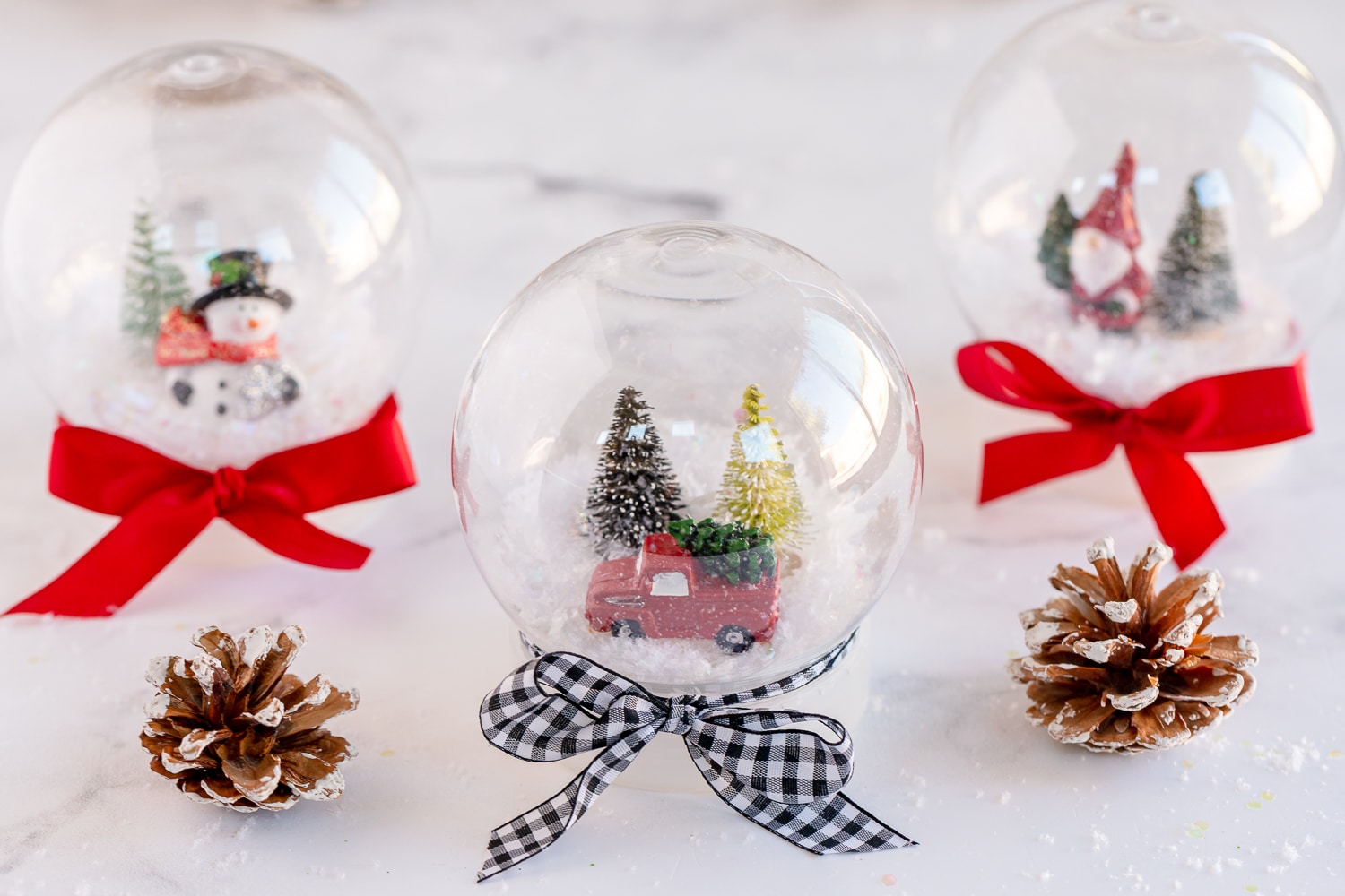 globos de neve com fitinhas