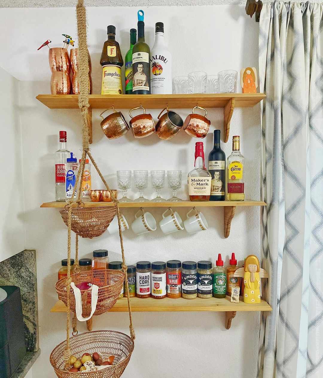 prateleiras de uso como minibar