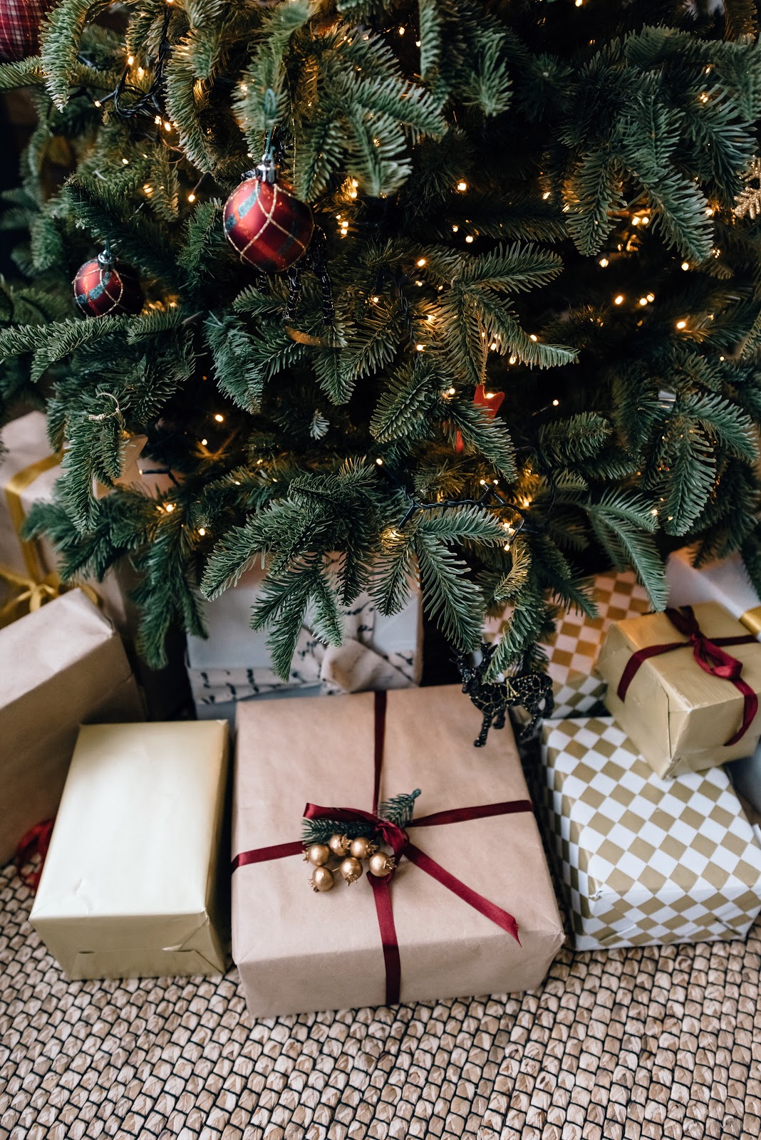 presentes embaixo de árvore de natal