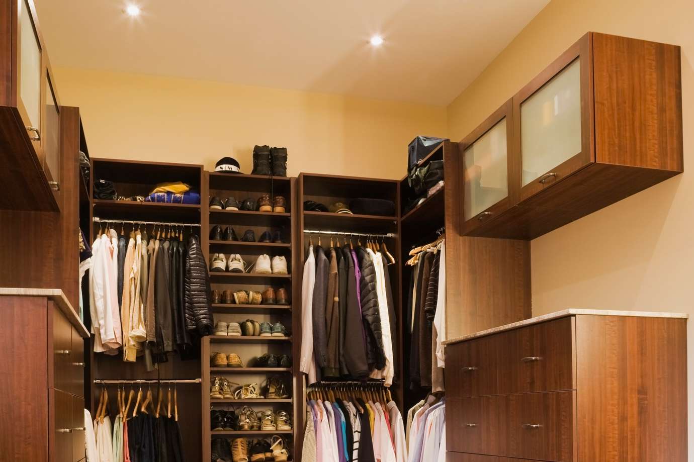 closet com iluminação de spot