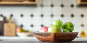 maçãs em fruteira na cozinha