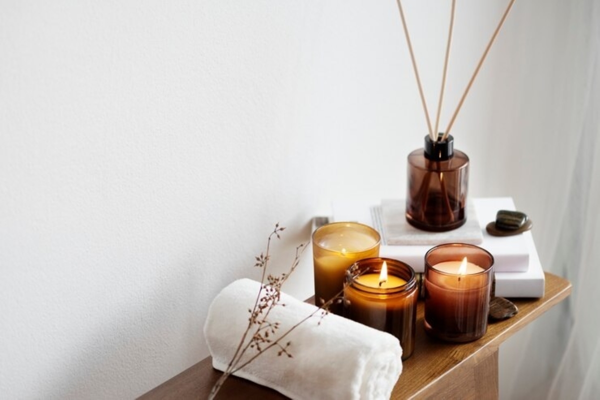 Mesa com velas perfumadas (Foto: Freepik)