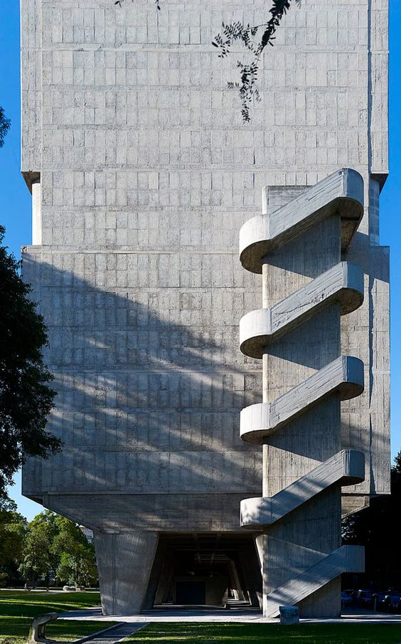 edificio brutalista