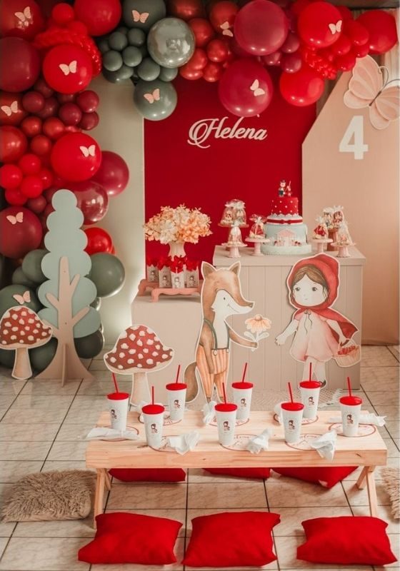 decoração de festa infantil com tema da chapeuzinho vermelho