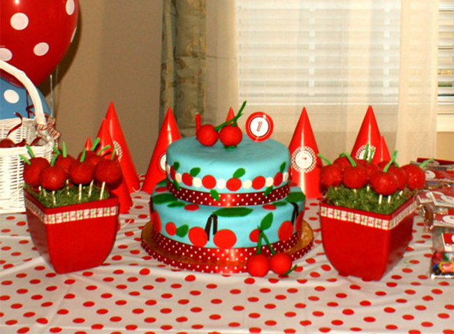 mesa com tema de cerejinhas para festa infantil