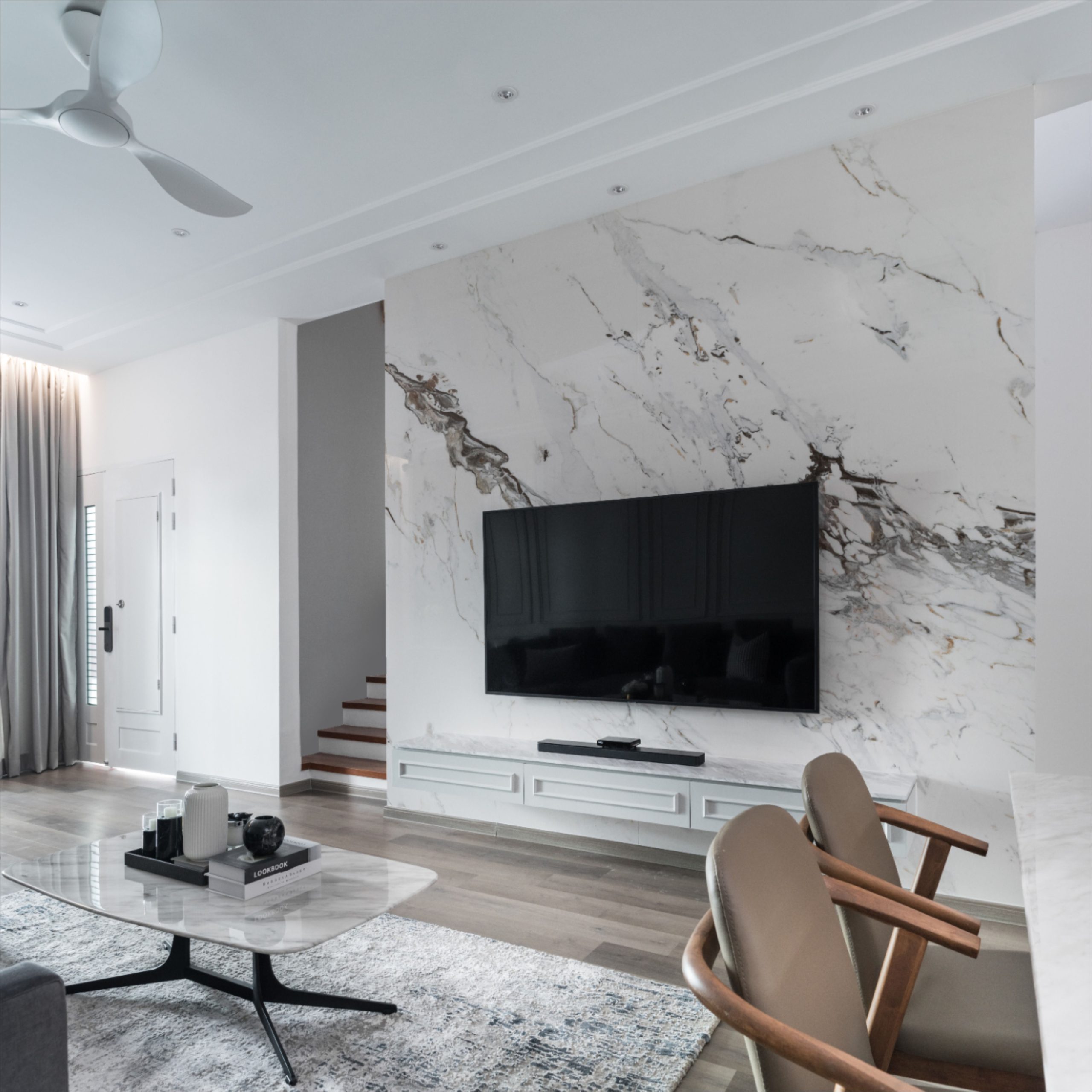 sala de estar moderna com painel de TV feito de porcelanato