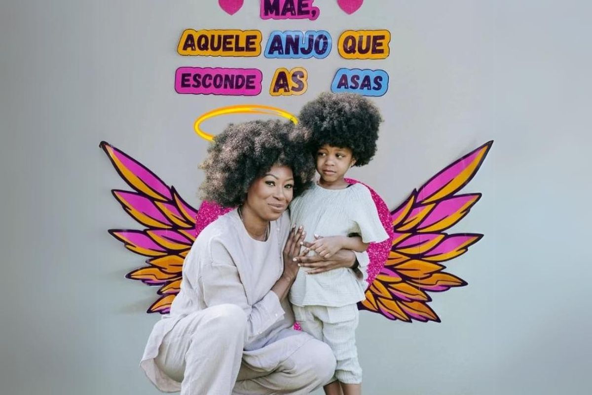 painel com asas para mães fazerem fotos