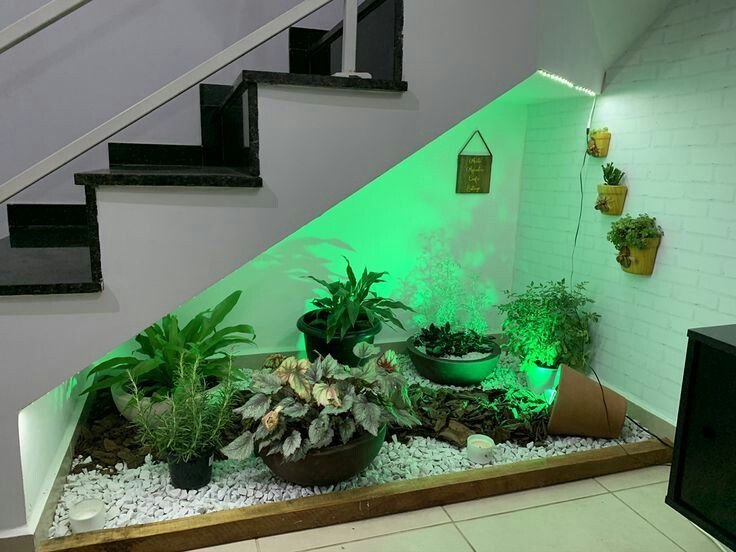 jardim de inverno embaixo da escada com iluminação