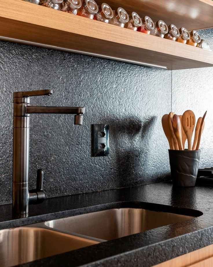 Granito São Gabriel backsplash