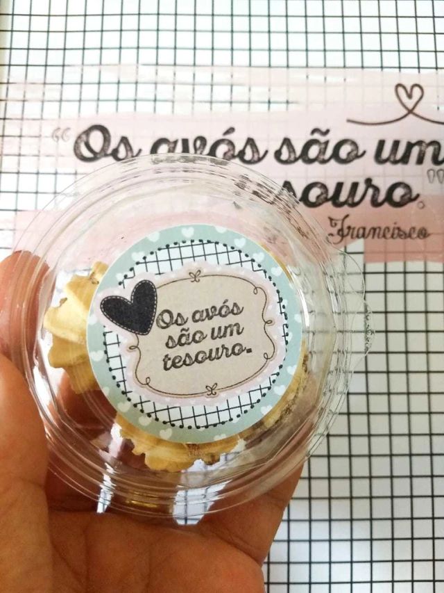 Potinho com biscoitos como lembrancinha para o dia dos avós