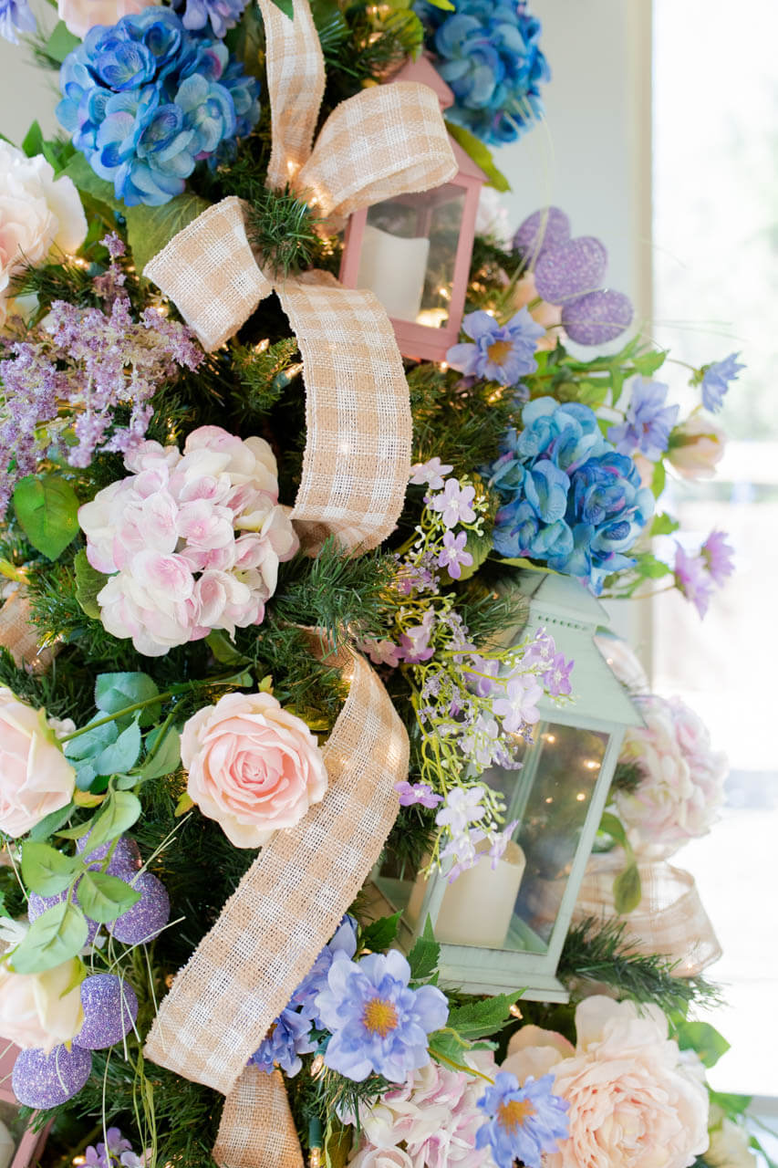 decoração de árvore de natal com flores