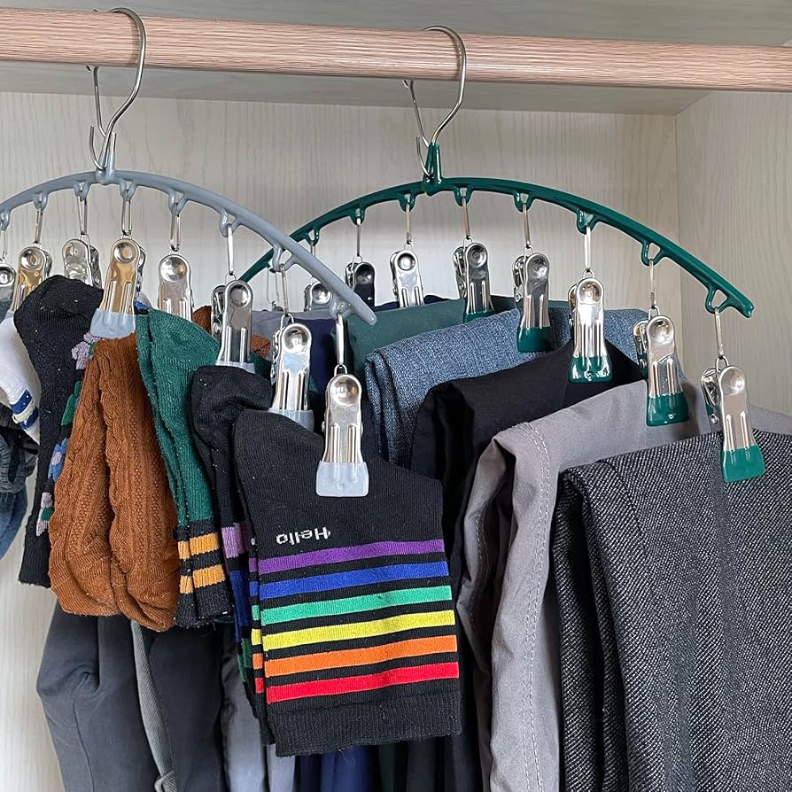 roupas em cabides organizadores com presilhas