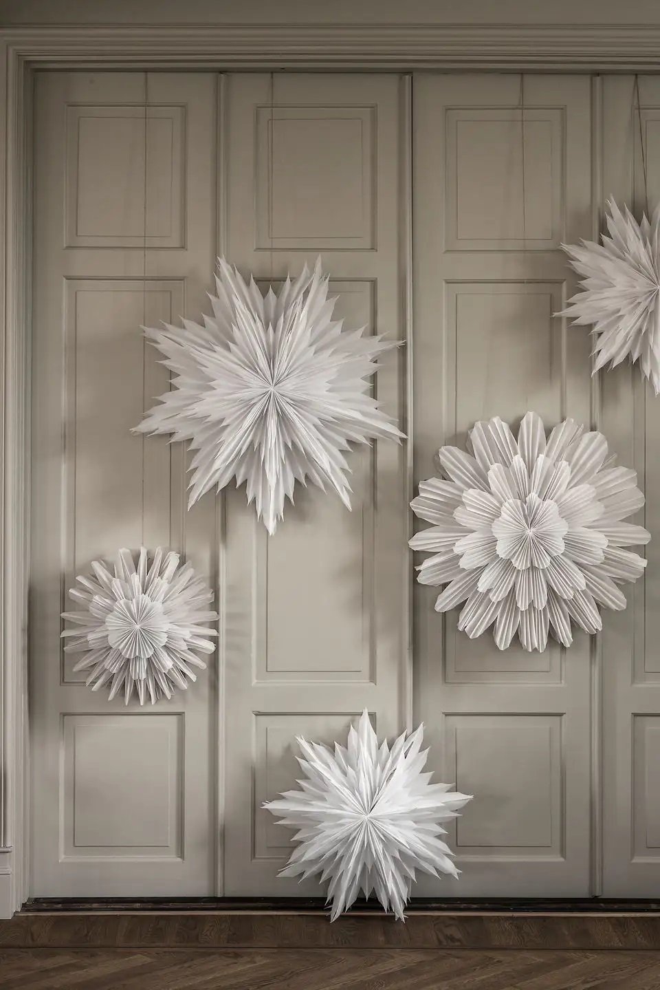 adornos de papel para decoração de porta no natal