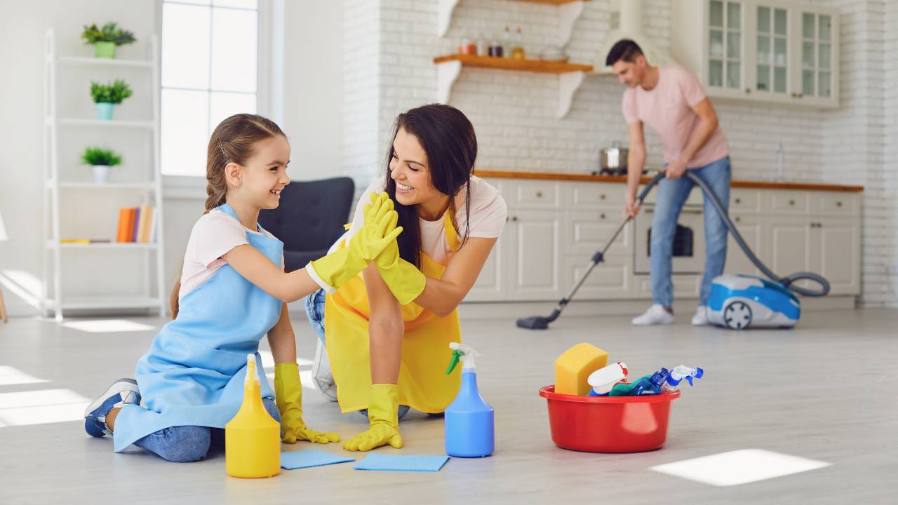 Família limpando a casa