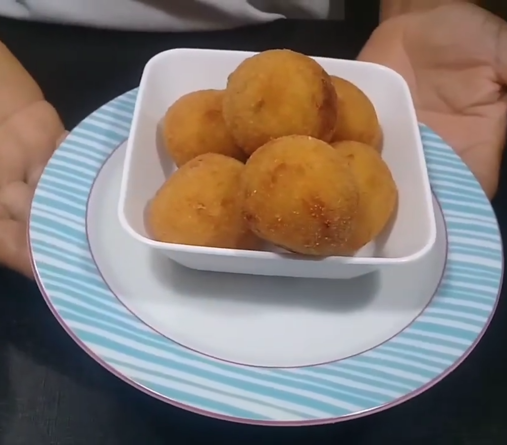 bolinho de banana da terra com carne seca