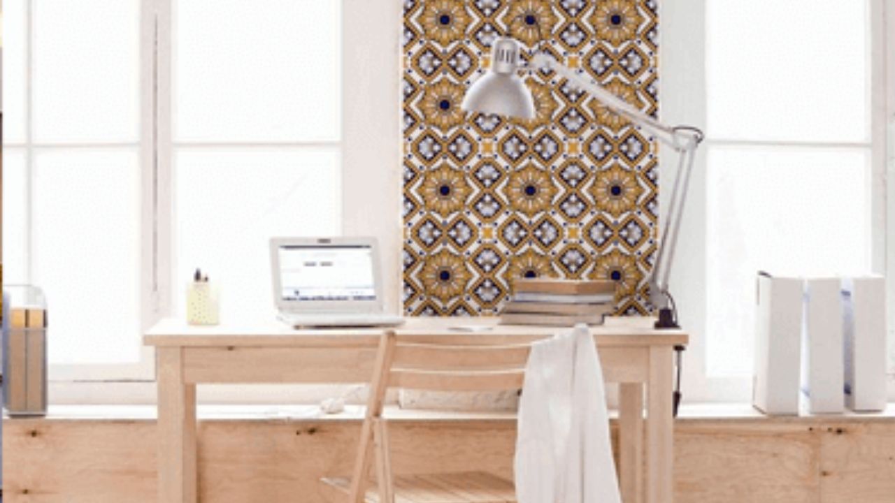 azulejos adesivos em parede de home office